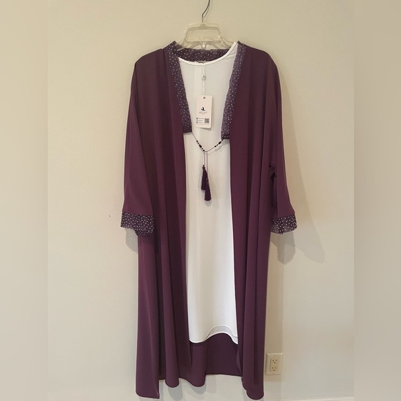 It is a beautiful dress, classic and suitable for parties. - Picture 3 of 11